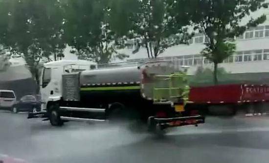 夏天洒水车洒过水路面反而更热,这是为什么?